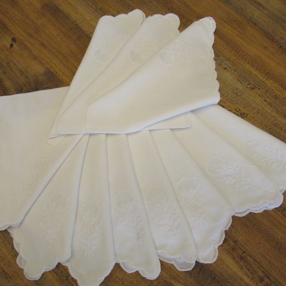 Cotton scalloped hem with cutout design 1 corner - Picture 2 of 8